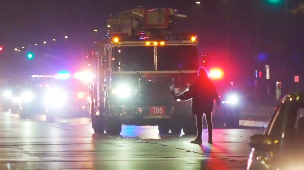 Dakloze man gaat voor gestolen brandweerwagen staan en beëindigt achtervolging door Orange County