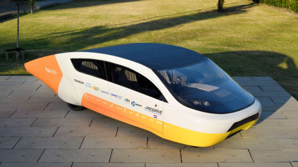 Zonneauto van Solar Team Eindhoven heeft 1200km range en zoekt zelf zonnige parkeerplaats op
