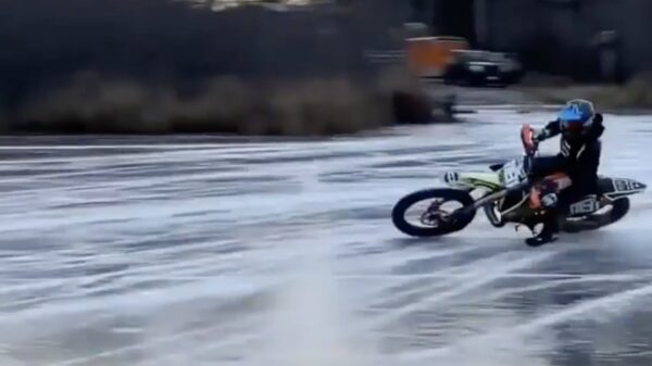 Het eerste ijs ligt er weer, een mooi moment om te crossen!