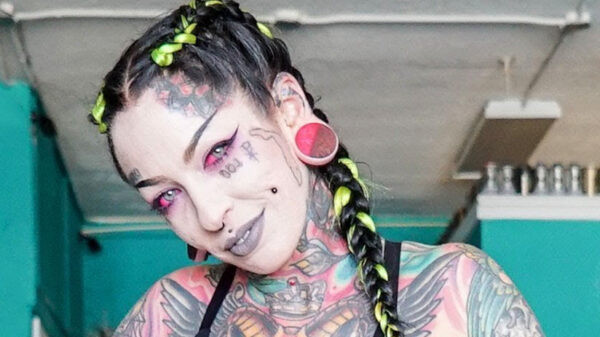 32-jarige moeder is een wandelende kleurplaat met roze oogballen