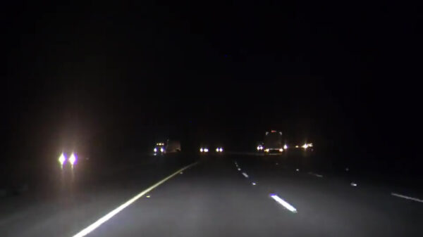 Plotseling in het pikkedonker; een auto dwars op de weg