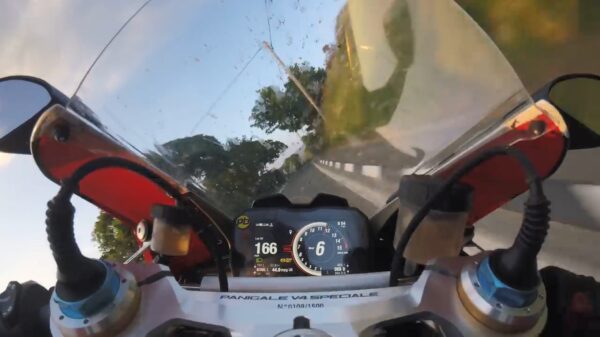 Met samengeknepen billen genieten van teringharde POV op een Ducati Panigale V4 Speciale