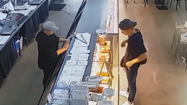 Droeftoeter probeert een warme maaltijd te jatten door 'm in zijn broek te stoppen