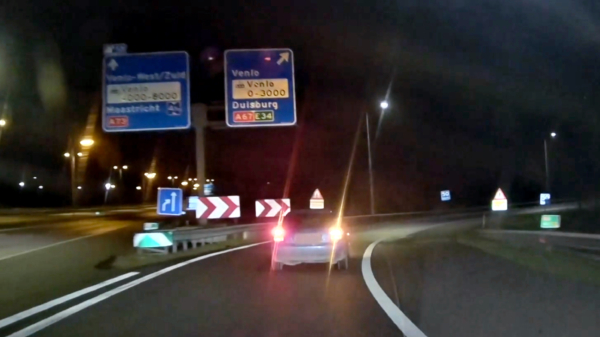 Bezopen automobilist slingert over de A73 en wordt door de politie gestopt
