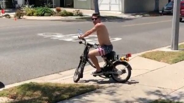 Wannabe Evel Knievel springt over zwembad