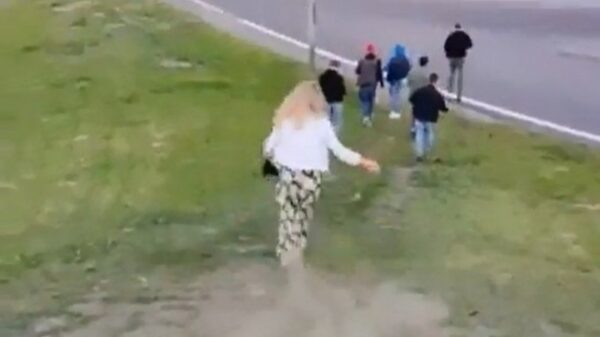 Blondje maakt een verdienstelijke radslag van de heuvel