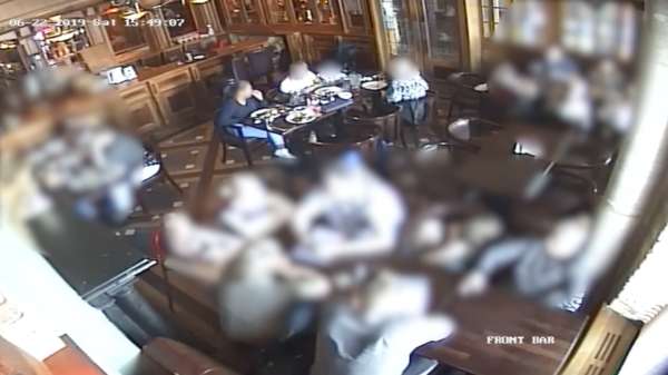 Busted: vrouw stopt stuk glas in d'r smoel en doet alsof ze stikt