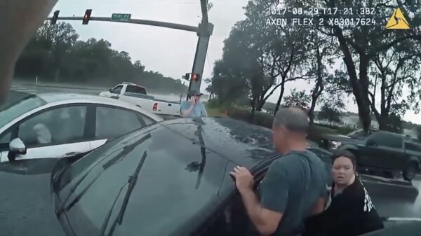 Automobilist is afgeleid en veroorzaakt een ongeluk bij een ongeluk