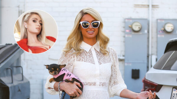 Paris Hilton legde zichzelf in rode lingerie als cadeautje onder de kerstboom