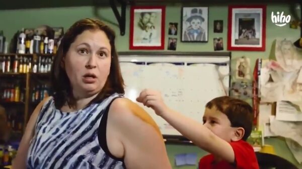 Moedertjelief gaat niet helemaal lekker tijdens het tatoeëren