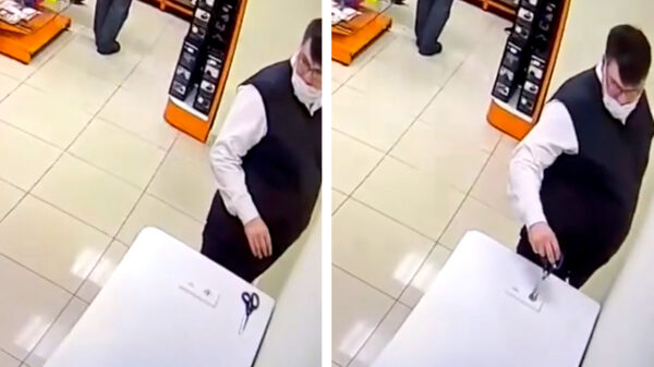 Hey een stopcontact, laat ik deze schaar daar eens in steken