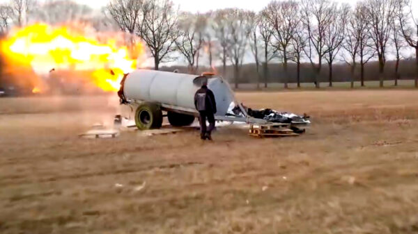 Die keer dat hij ging checken waarom het carbid in een 6000 liter vat niet afging