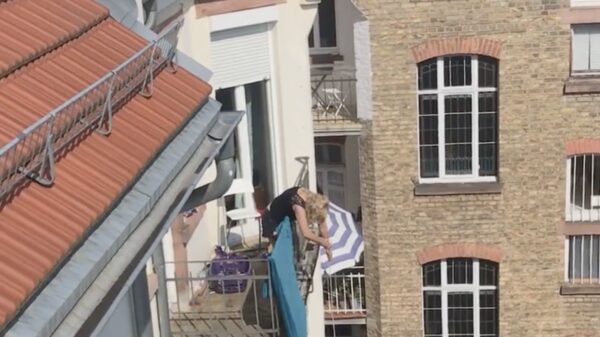 Buurvrouw verliest haar was maar gaat voor een mission impossible