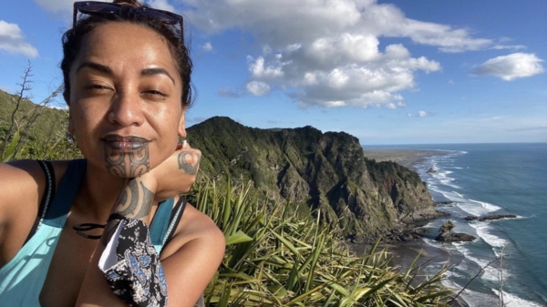 Oriini Kaipara is de eerste Nieuw-Zeelandse journalist die met Maori-tatoeage het nieuws presenteert