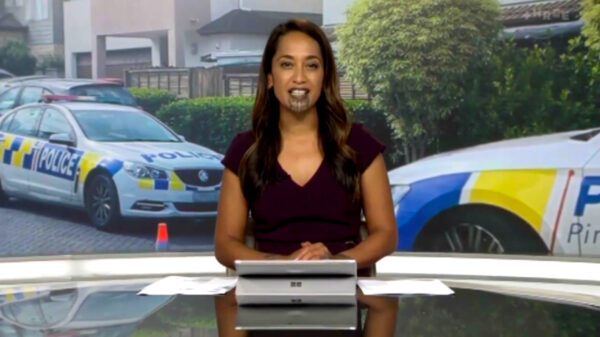 Oriini Kaipara is de eerste Nieuw-Zeelandse journalist die met Maori-tatoeage het nieuws presenteert