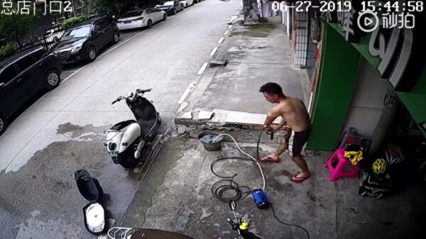 Chinees redt zichzelf van elektrocutie door net op tijd in te grijpen