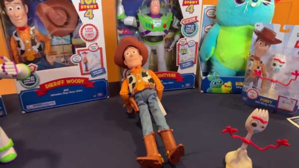 Vet gedaan: Toy Story-speelgoed gaat zelf liggen als je zegt dat er iemand aankomt