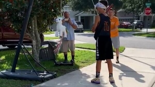 De volgende keer de piñata toch maar weer aan de boom hangen