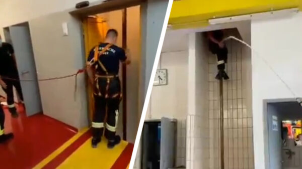 Brandweermannen trollen hun kersverse nieuwe collega in training