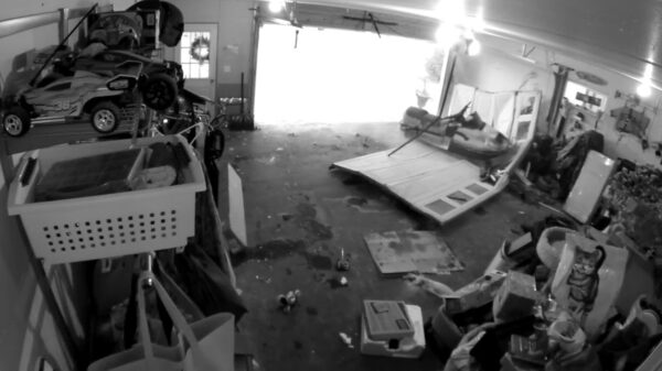 Sneeuwscooter crasht garage in als de gashendel blijft hangen