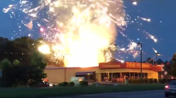 Vuurwerkwinkel gaat spectaculair in vlammen op tijdens 4th of July