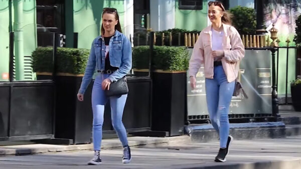 Voetgangers betrappen smeerpijp die zijn Duitse helm midden op straat poetst