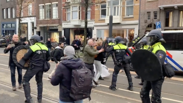 Demonstratie op het Museumplein in Amsterdam schoongeveegd door de ME