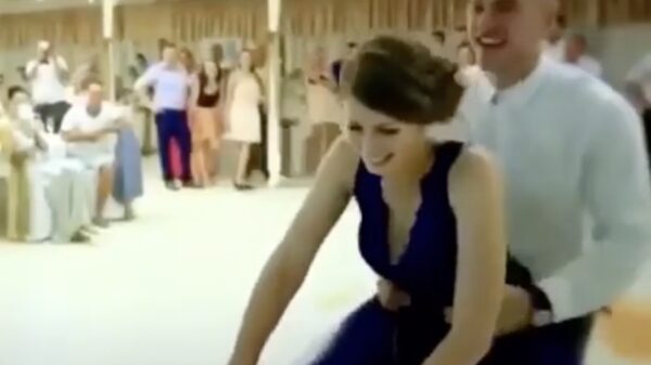 Vrouw geniet ogenschijnlijk iets teveel van het onschuldige ballonspelletje