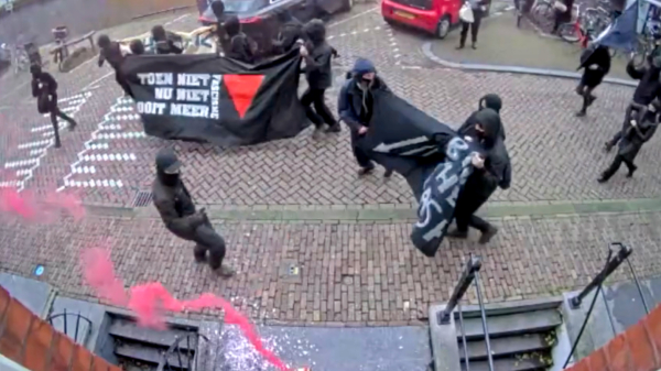 Antifa joekelt verfbom tegen kantoor FVD tijdens demonstratie in Amsterdam