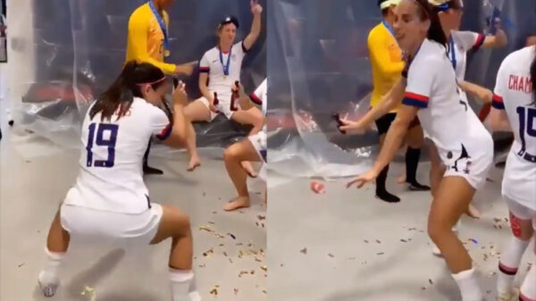 Amerikaanse voetbalvrouwen gaan los in de kleedkamer na overwinning op Leeuwinnen