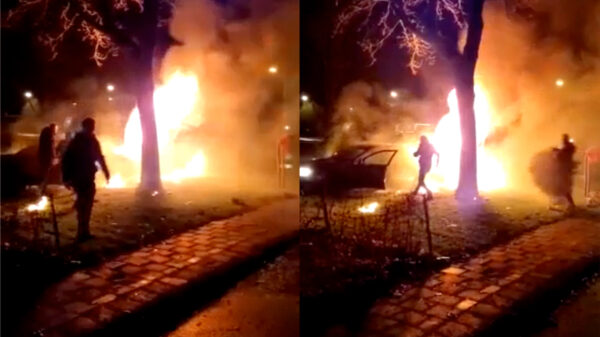 Stuntpiloot zet zichzelf in de fik als hij nog even gas geeft in een brandende auto