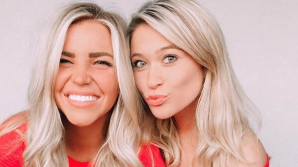 Appetijtelijke dames bewijzen dat 2 veel beter dan 1 is