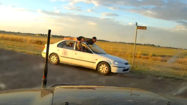 Even genieten van een idiote dashcamcompilatie uit Australië