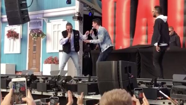 Random gozer uit publiek rapt een rondje mee met Kraantje Pappie