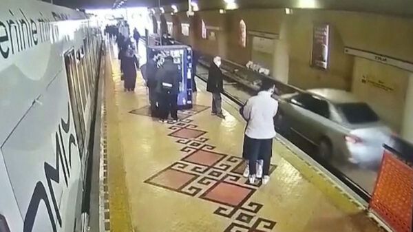 Turkse automobilist neemt verkeerde afslag en knalt zo tramstation in Istanbul binnen
