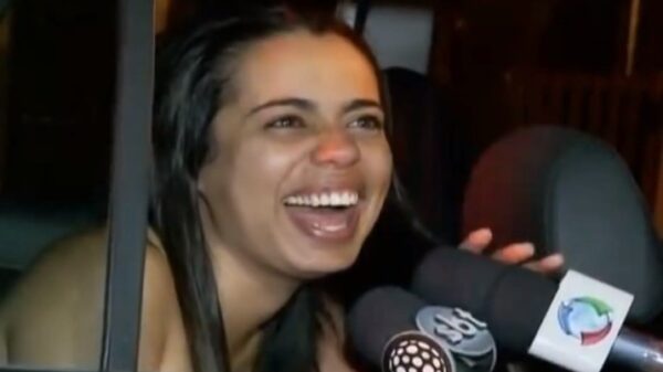 Moppie wordt gepakt voor rijden onder invloed en blijft bijzonder vrolijk