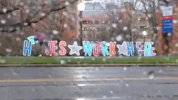 Stiekeme filmer heeft de grootste lol om reteflauwe prank met letters