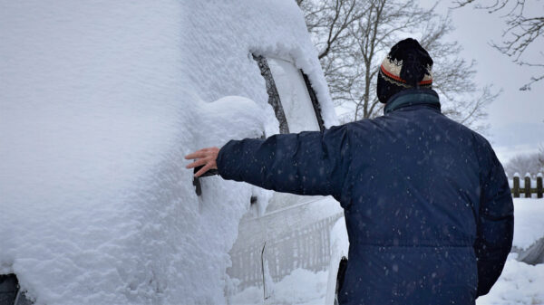 Kerel filmt zichzelf terwijl hij met -50°C buiten wandelt