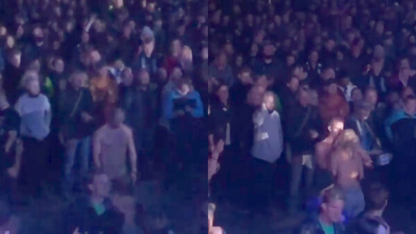 Het bewijs dat een concert van Behemoth een prima plek is voor een orale versnapering