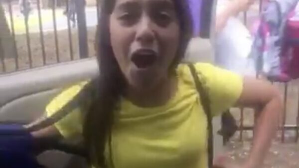 Vader van het jaar trolt zijn dochter dagelijks tijdens het van school ophalen