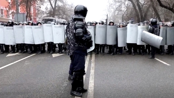 Noodtoestand in Kazachstan: tientallen demonstranten doodgeschoten door politie na bestormen overheidsgebouwen