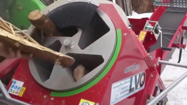 Om de een of andere reden zijn enorme houtsnijmachines heerlijk om naar te kijken