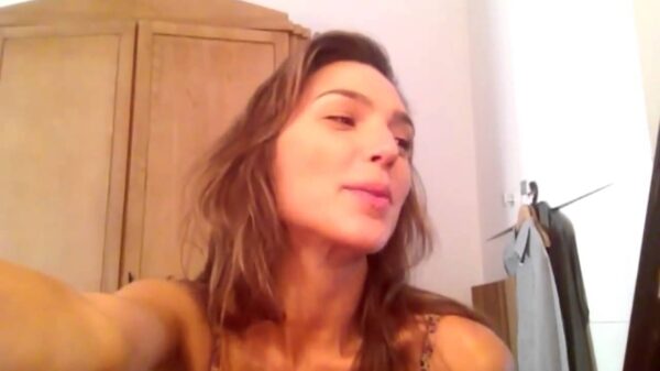 Actrice Gal Gadot en haar fleurige bustehouder doen een lekker stukje lip-syncen
