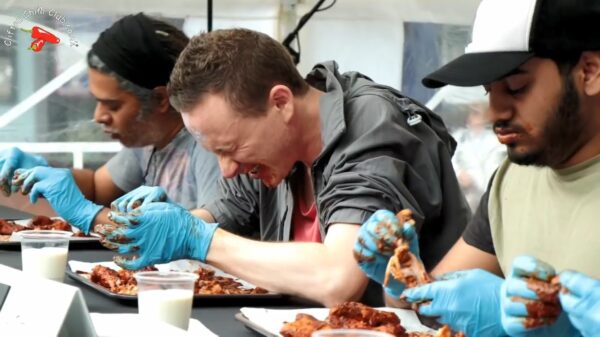 Extreem hete kippenvleugels wegwerken tijdens het Reading Chilli Festival