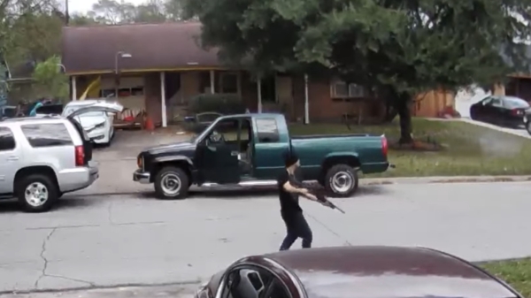 Man met shotgun heeft vuurgevecht met politie na achtervolging door Houston