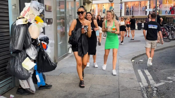 Flauwe humor voor op je brakke zondag: vuilnisman bezorgt iedereen een hartverzakking