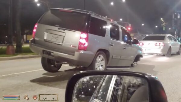 Bro, heb je in de gaten dat je een voorwiel mist?