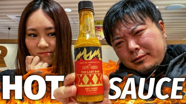 Overmoedige Japanner gaat stuk als hij wat 'Last Dab' hot sauce probeert