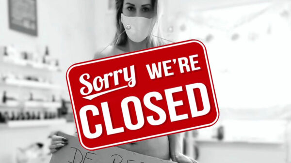 Nagelstyliste Daisy Madina protesteert in Eva-kostuum tegen gedwongen sluiting van haar studio