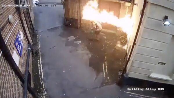 Rechtse droeftoeter zet een Engelse synagoge én zichzelf in de hens